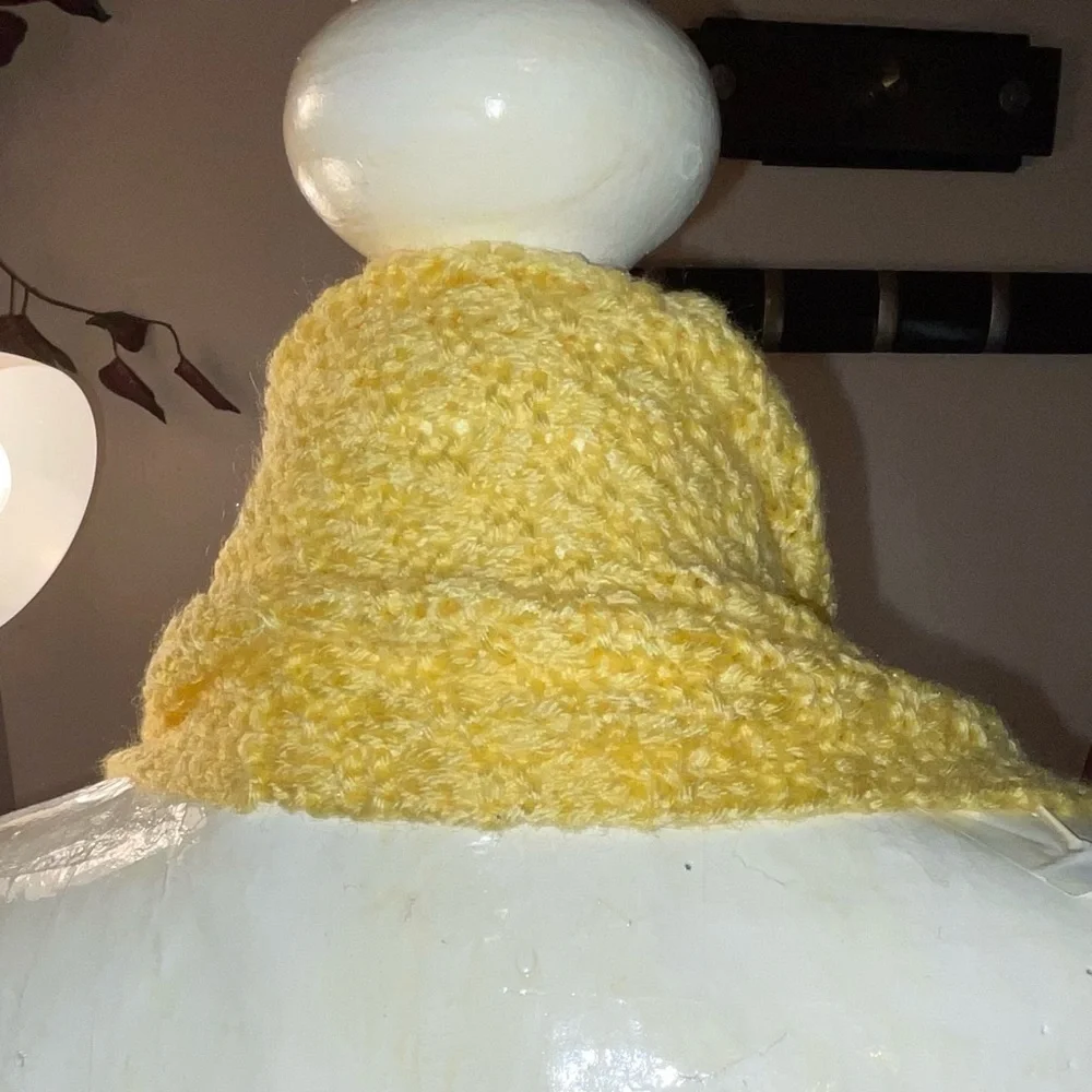 NWT MAFE BY ME DR LHAND MADE CROCHETED PALE YELLOW TO CREAM EXTRA LONG SCARF